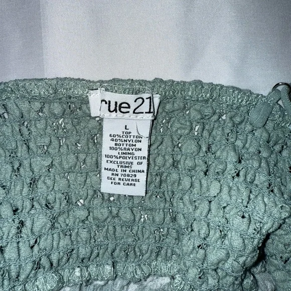 Rue21 Green and White Lace Floral Crop Top Size Large - Picture 2 of 4